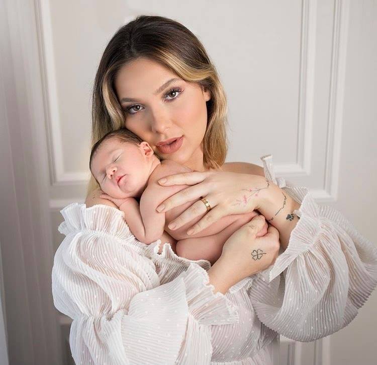 Virgínia Fonseca com sua filha recém nascida Maria Alice