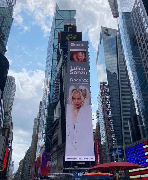 Luísa Sonza ganha cartaz gigante na Times Square.