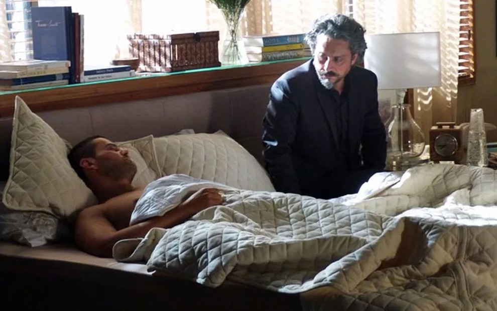 Comendador pega Maurílio na cama (Foto: Reprodução)