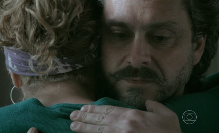 Cristina chama José Alfredo de pai pela primeira vez na trama da Globo e protagonista se emociona (Foto: Reprodução)