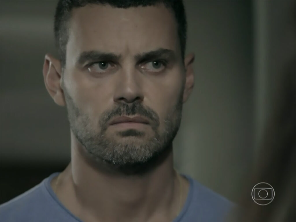 Maurílio se irrita com ameaças de João Lucas na trama das Globo (Foto: Reprodução)