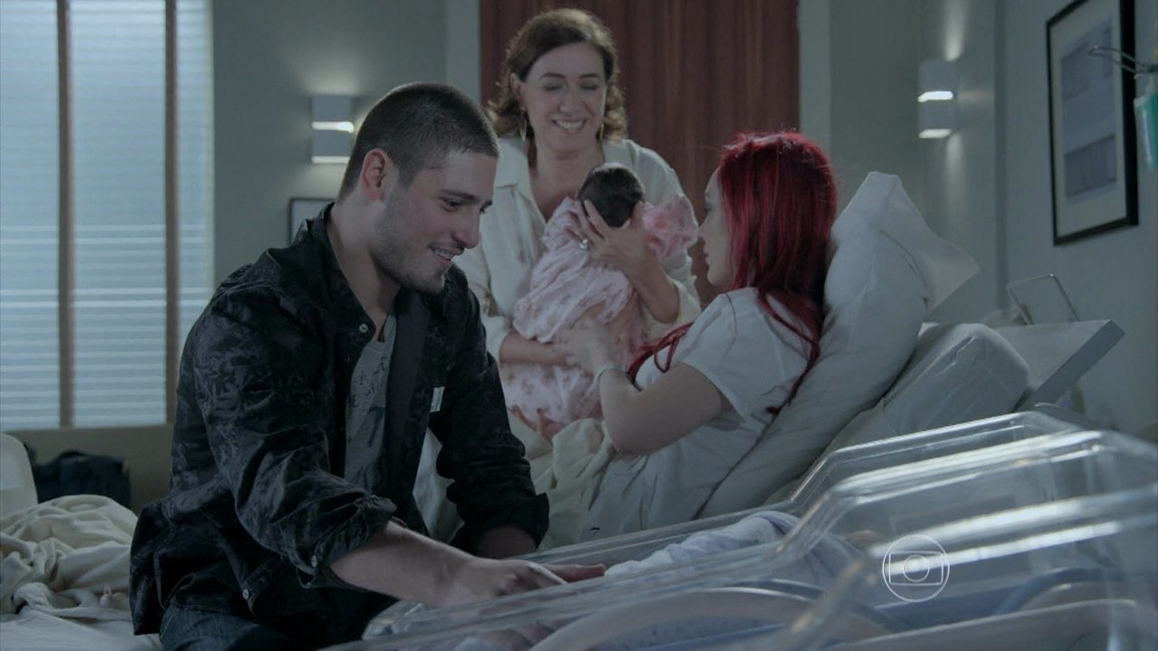 Após enfrentar susto, Du consegue dar à luz aos filhos de João Lucas na trama da Globo (Foto: Reprodução)