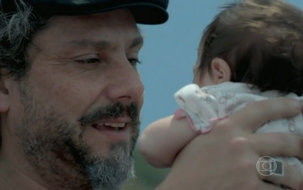 José Alfredo se emociona ao ver os netos pela primeira vez em na trama da Globo (Foto: Reprodução)