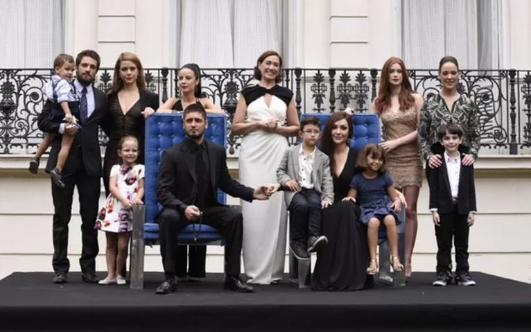 A família Medeiros posará para um 'retrato imperial' (Foto: Reprodução/Globo)