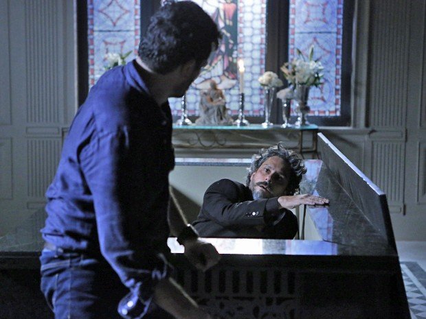 José Alfredo acorda em caixão na trama das nove da Globo (Foto: Reprodução)