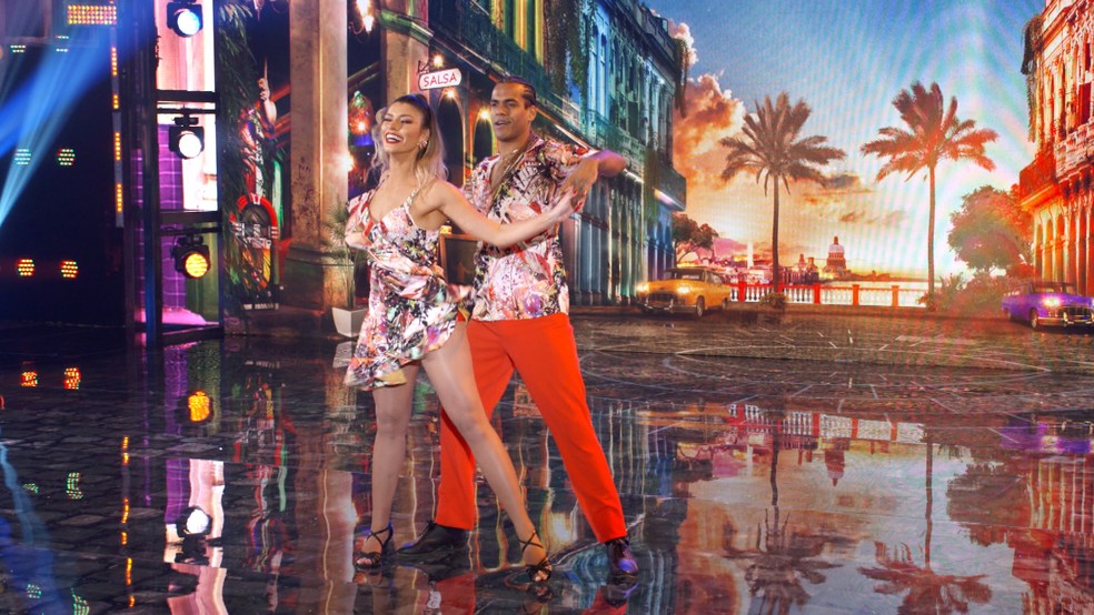 Marcello Melo Jr e Ana Paula Guedes dançam salsa no 'Super Dança dos Famosos' (Foto: Reprodução/Globo)