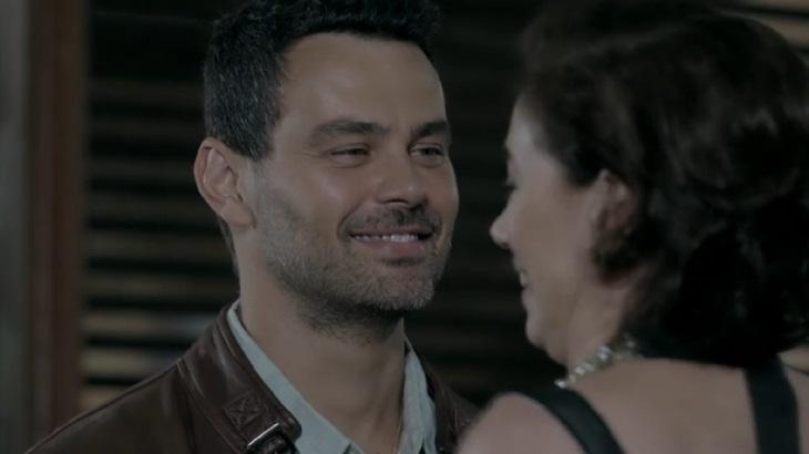 Maurílio pede Maria Marta em casamento na novela da Globo (Foto: Reprodução)