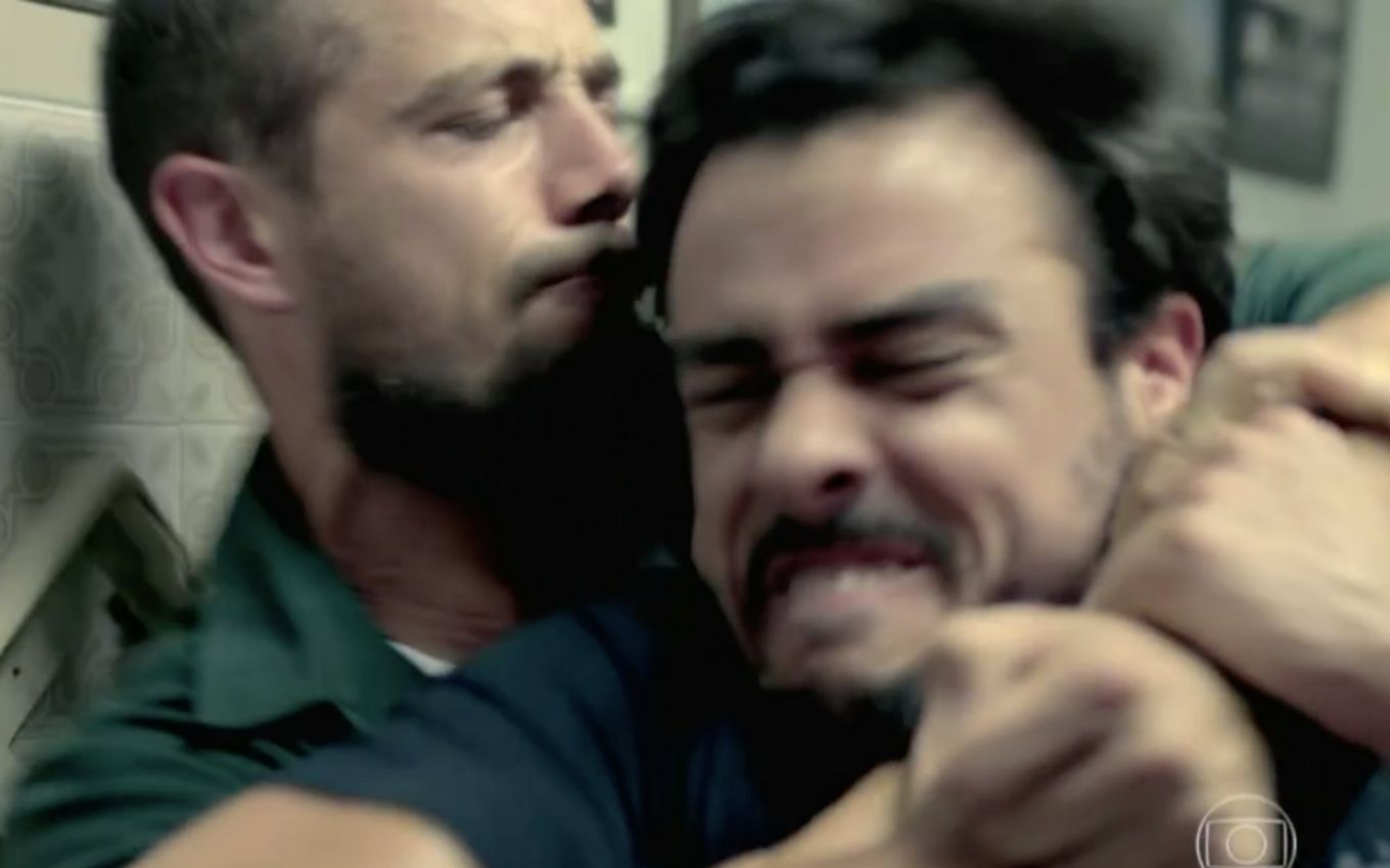 Enrico vai para cima de Vicente, mas acaba na pior na trama da Globo (Foto: Reprodução)
