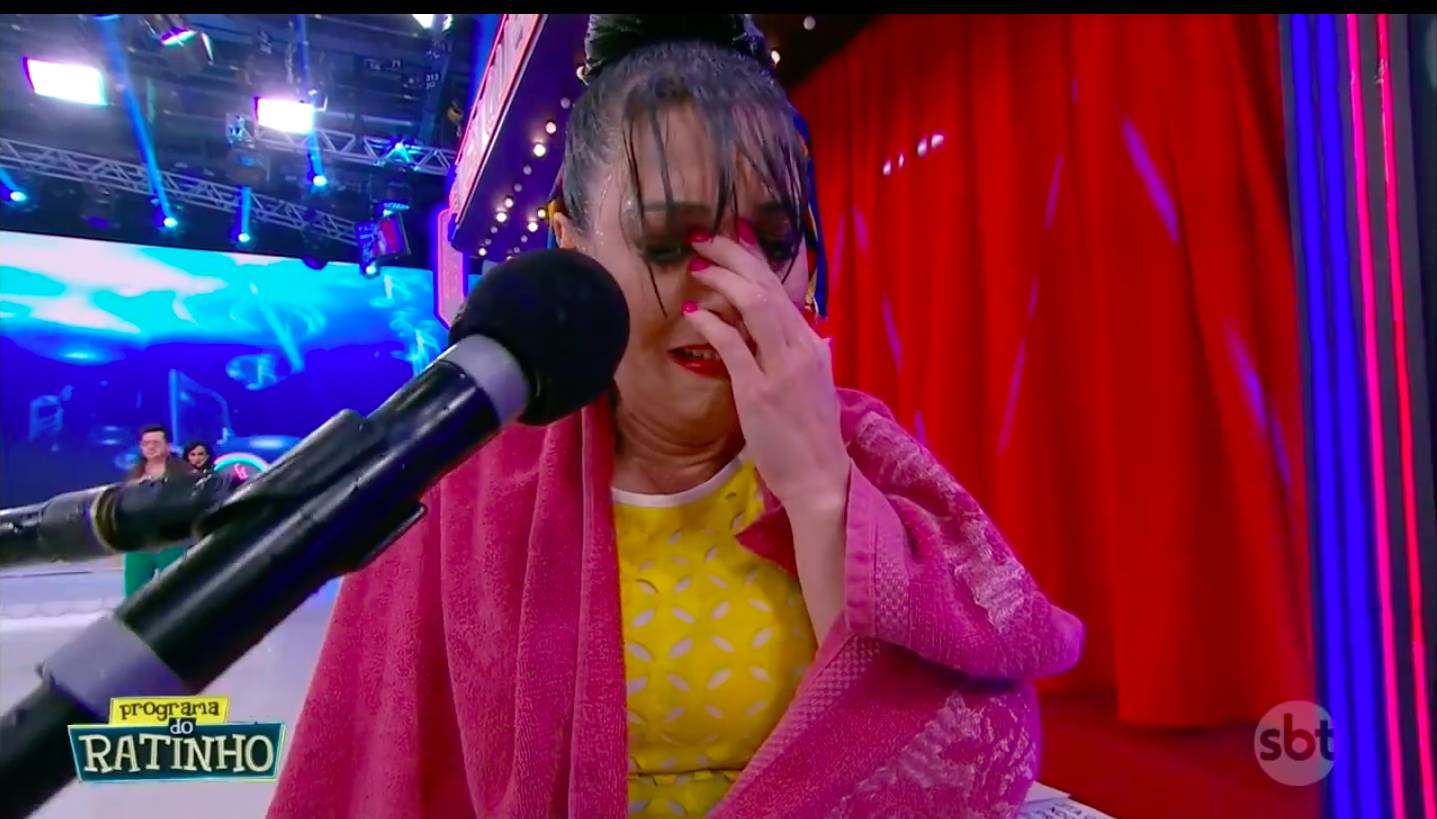 Milene Pavorô toma banho de água fria no Programa do Ratinho e sai chorando do palco (Reprodução)