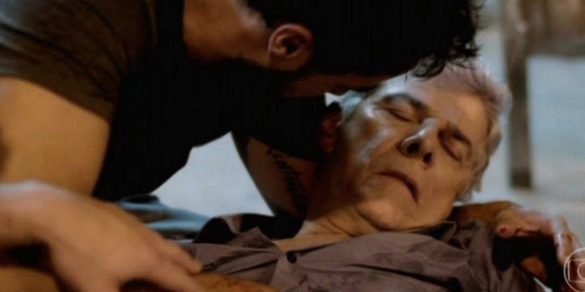 Cláudio fica gravemente ferido após salvar a vida de Enrico na trama das nove da Globo (Foto: Reprodução)