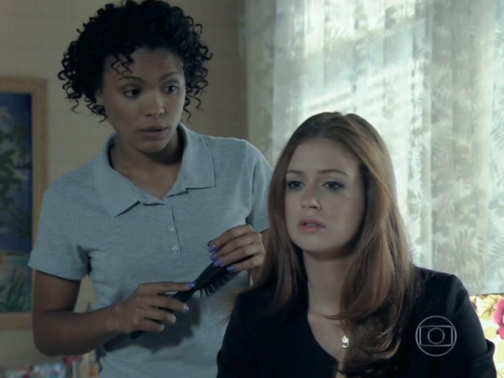 isis recebe conselho de Kelly na trama da Globo (Foto: Reprodução)