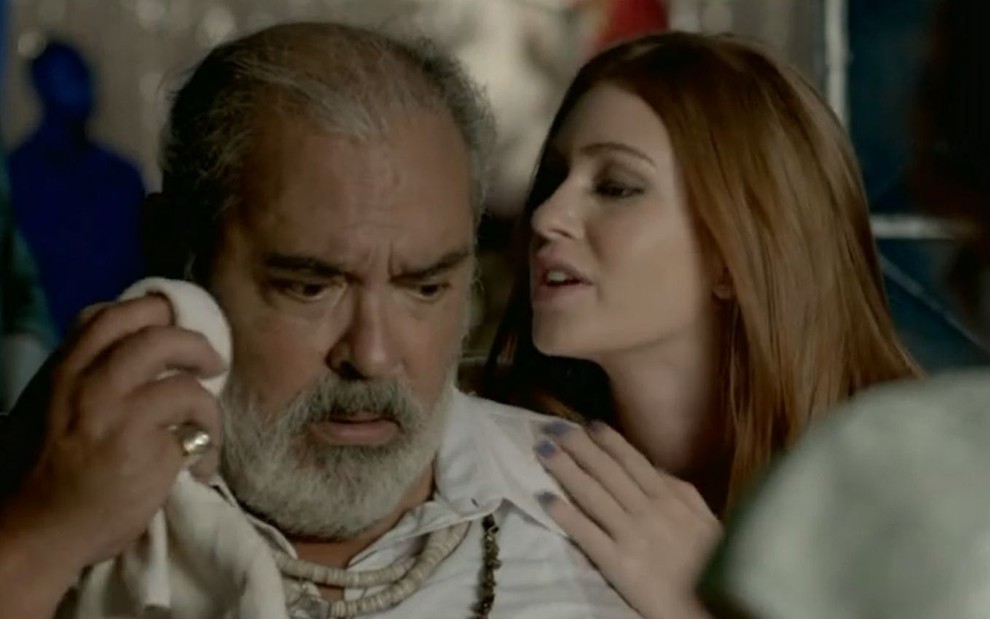 Maria Isis despista Maria Marta com Antoninho na trama da Globo (Foto: Reprodução)