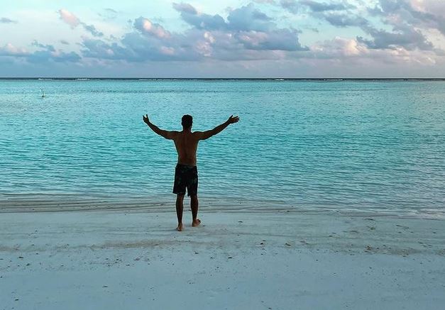 Cauã Reymond faz sucesso ao ostentar corpo musculoso de sunga (Foto: Reprodução/Instagram)