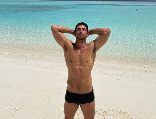 Cauã Reymond faz sucesso ao ostentar corpo musculoso de sunga (Foto: Reprodução/Instagram)