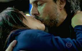 José Alfredo beija cora após ela salvar sua vida na trama da Globo (Foto: Reprodução)