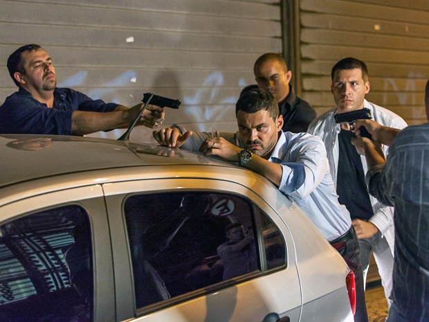 Maurílio é preso na trama das nove da Globo (Foto: Reprodução)
