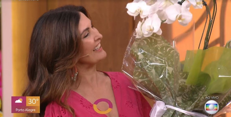 Em seu retorno ao Encontro, Fátima Bernardes ganha flores (Foto: Reprodução)