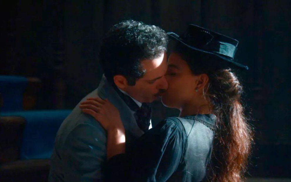 Nos Tempos do Imperador: Pilar cai no encanto de Diego e recebe beijo do mau-caráter