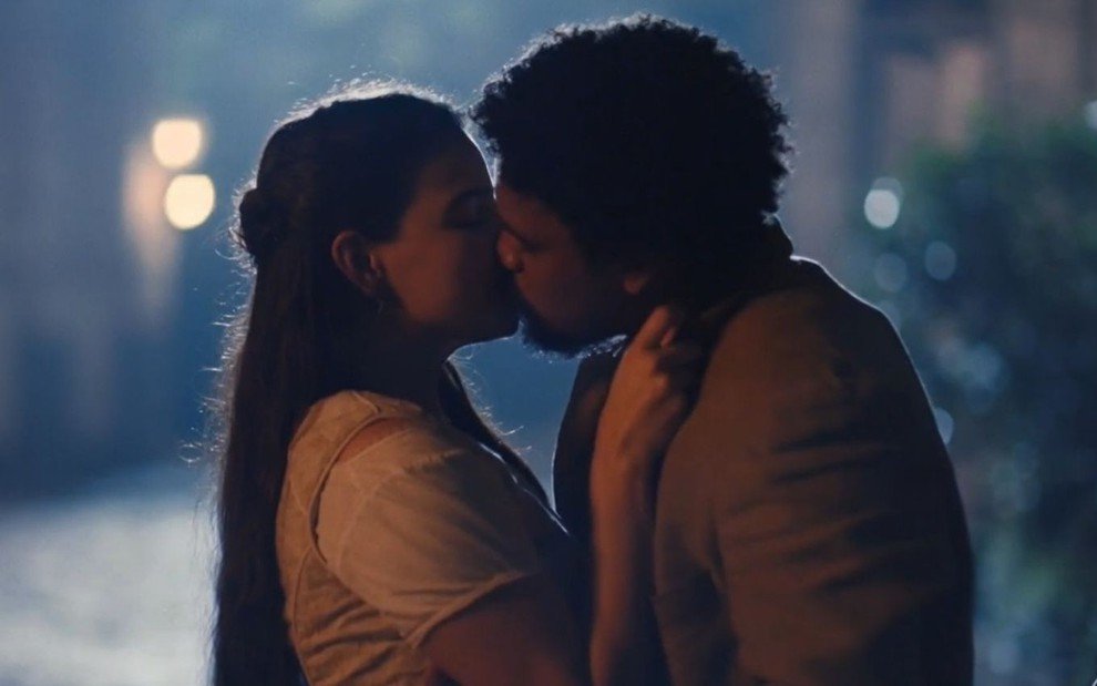 Pilar se rende a amor por Samuel na trama da Globo (Foto: Reprodução)