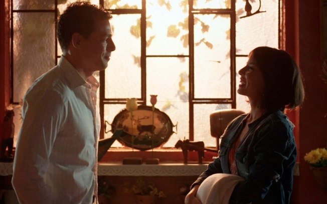 Lara e Christian se reencontram e conversam na trama da Globo (Foto: Reprodução)