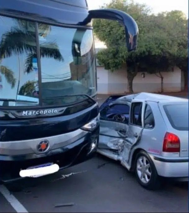 Ônibus de Israel e Rodolffo se envolve em acidente (Foto: Reprodução)