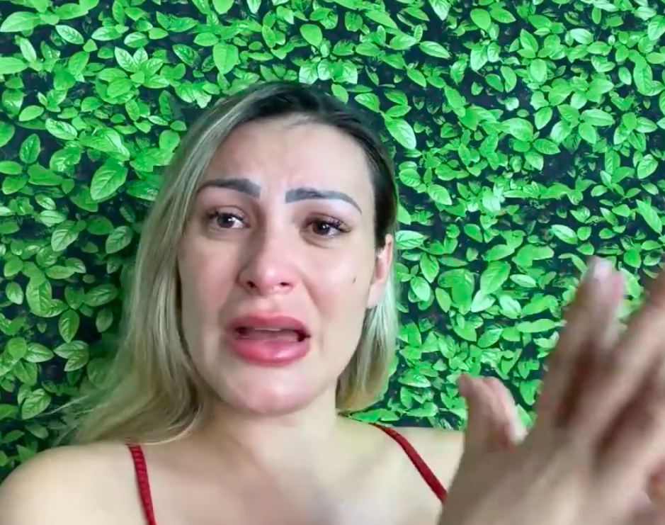 Andressa Urach chora e culpa Igreja por piora em crises de Borderline (Reprodução/YouTube)