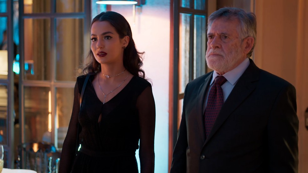 Santiago vai para cima de Rebeca na trama das nove da Globo e ouve verdade (Foto: Reprodução)