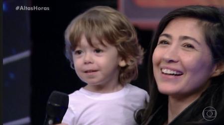 A mulher do apresentador do Altas Horas da Globo, Fernanda ao lado de seu filho Thomas (Foto: Reprodução)