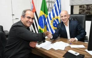 Carlos Abranches oficializa sua filiação diante do vereador Robertinho da Padaria (Cidadania) (Foto: Reprodução / Internet)