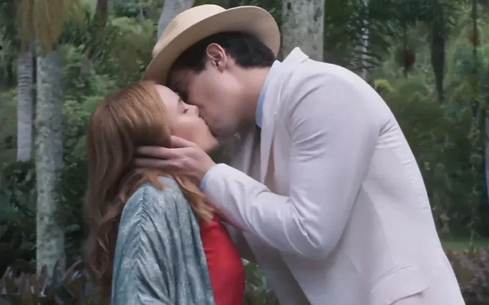 Isadora beija Joaquim para irritar Davi na trama da Globo (Reprodução)