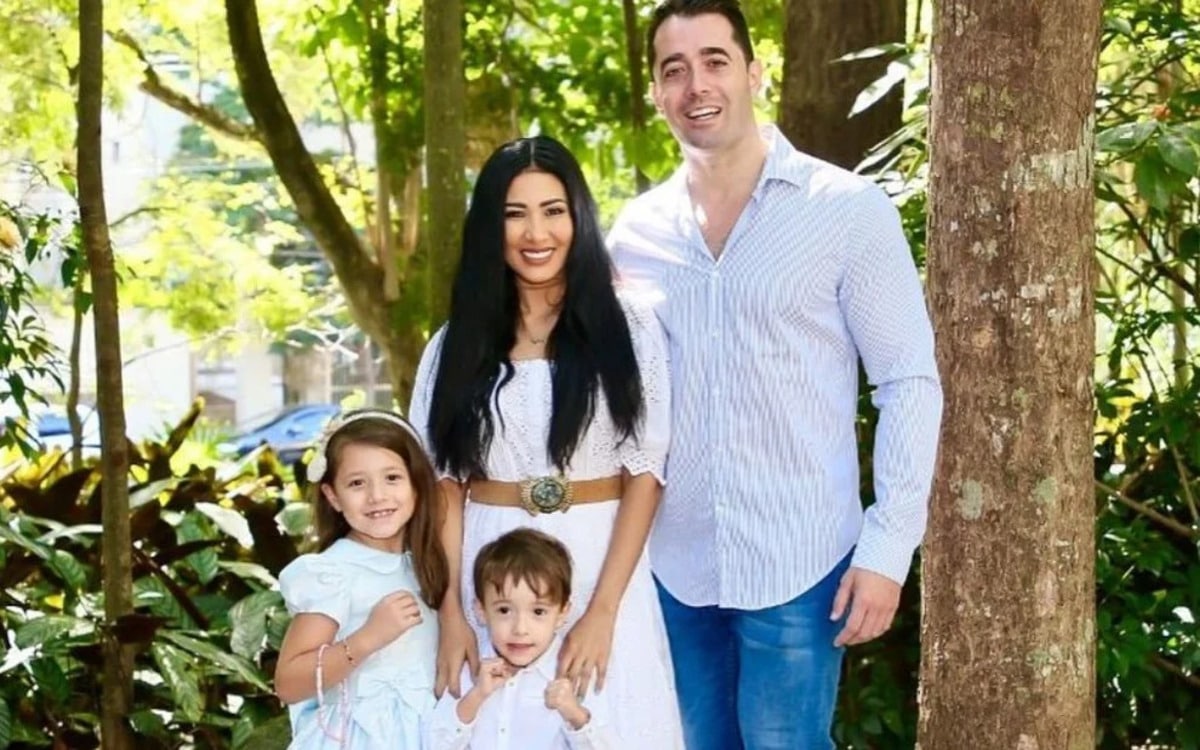 A famosa cantora sertaneja, Simaria, seu ex-marido, Vicente Escrig e filhos (Foto: Reprodução/Internet)