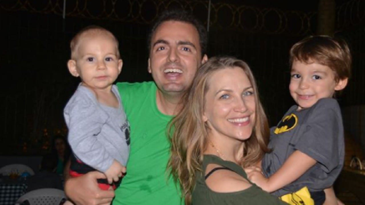 A famosa ex-apresentadora da Globo, Anne Lottermann ao lado de seu marid, Flávio Machado e seus dois filhos (Foto: Reprodução)