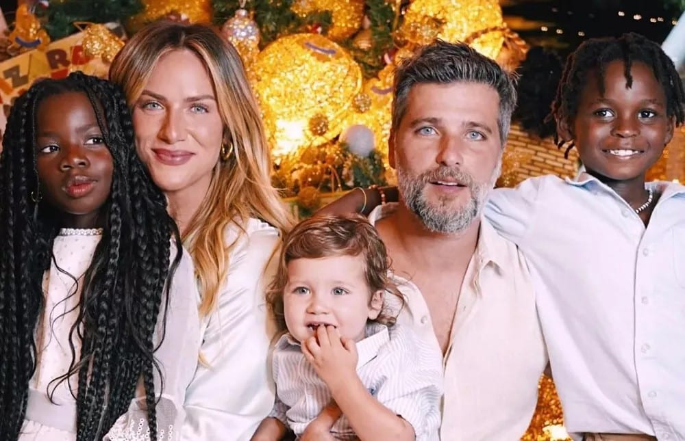 Giovanna Ewbank e Bruno Gagliasso com os filhos Titi, Zyan e Bless (Foto: Reprodução/Instagram)