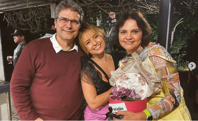 A famosa atriz da Globo, Larissa Manoela ao lado da autora e do diretor de Além da Ilusão (Foto: Reprodução)