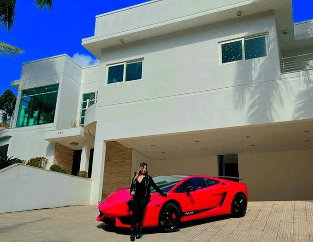 Melody ostenta mansão e carro luxuoso (Foto: Reprodução)