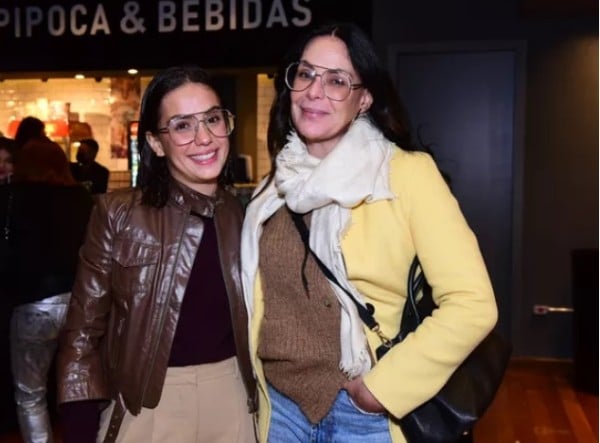 Carolina Ferraz ao lado de Valentina, sua filha de 27 anos, que é sua cara (Foto: Reprodução)