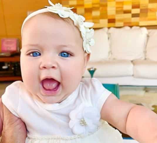 Olhos azuis da filha bebê de Edson Celulari roubam a cena em foto (Foto: Reprodução)