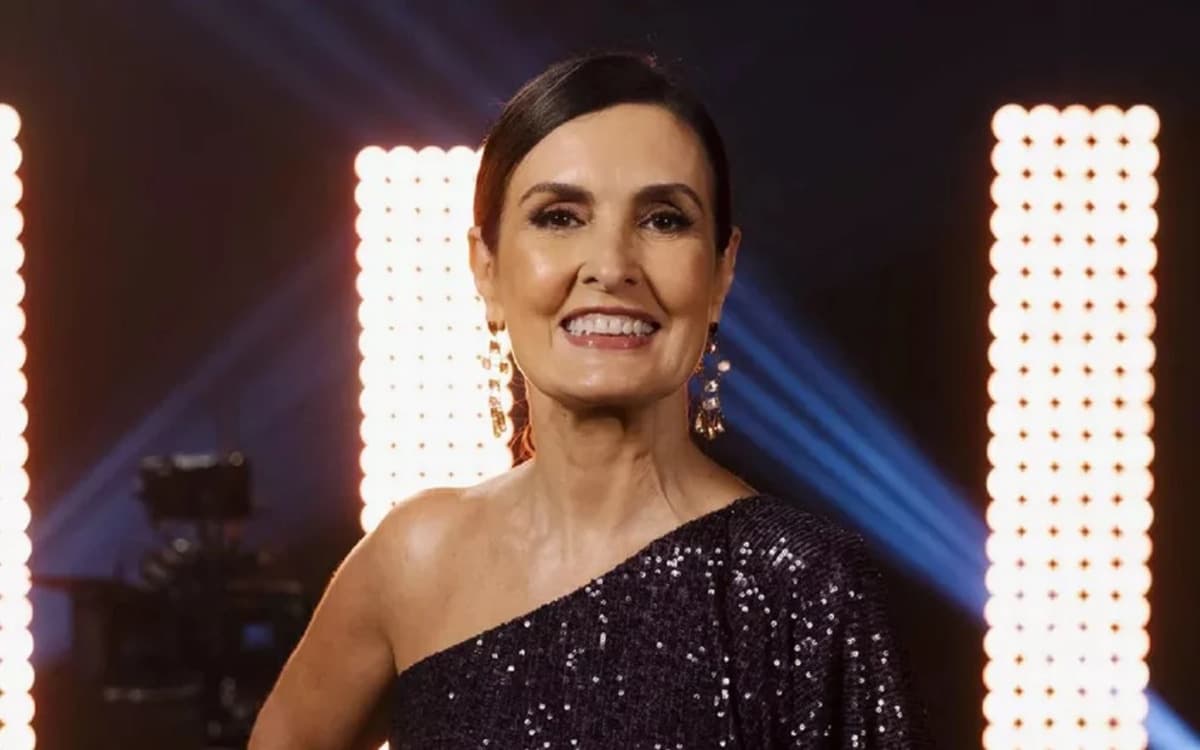 A famosa apresentadora da Globo não conseguiu esconder sua emoção ao assumir o The Voice Brasil (Foto: Reprodução)