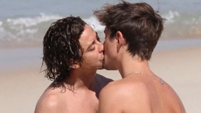 Jesuíta Barbosa, Jove de Pantanal, aparece aos beijos com rapaz