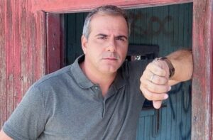 Rodrigo Alvarez no Parados na Fronteira: ex-Globo volta à TV após ficar afastado por programa (Foto: Reprodução / Instagram)