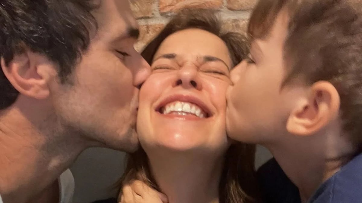 Paloma Duarte recebendo um beijo do marido, Bruno Ferrari e do filho do casal, Antônio, Foto: Reprodução/Internet