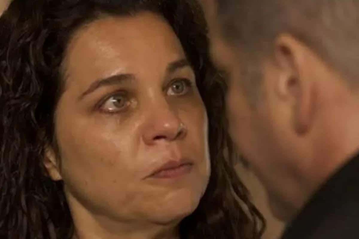 Tenório tortura Maria Bruaca na trama da Globo (Foto: Reprodução/Internet)