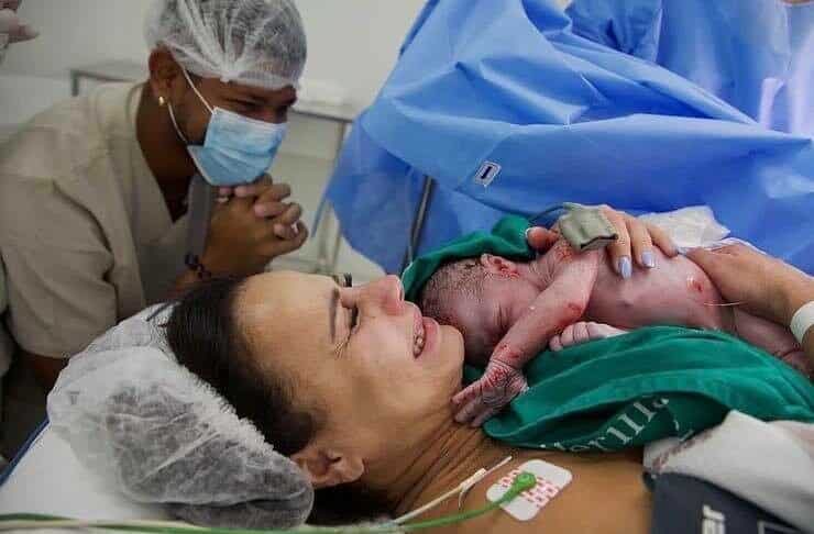 Viviane Araújo mostra filho recém-nascido pós-parto e se emociona