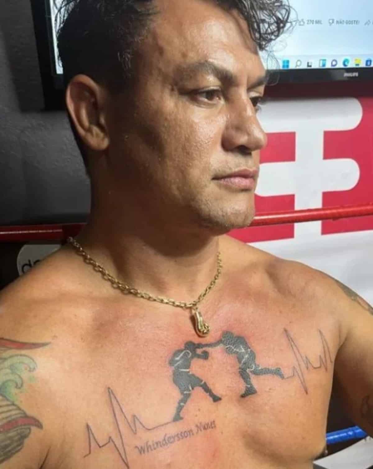 Popó faz tatuagem em homenagem a Whindersson