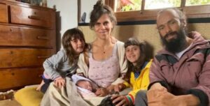 Mariana Maffeis ao lado do marido e das filhas (Foto: Reprodução / Instagram)