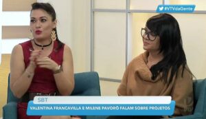 Assistente expõe clima tenso entre elenco do Programa do Ratinho. Milene Pavorô e Valentina já se desentenderam (Foto: Reprodução / YouTube)