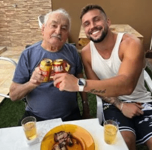 O famoso ex-BBB da Globo ao lado de seu falecido avô (Foto: Reprodução)
