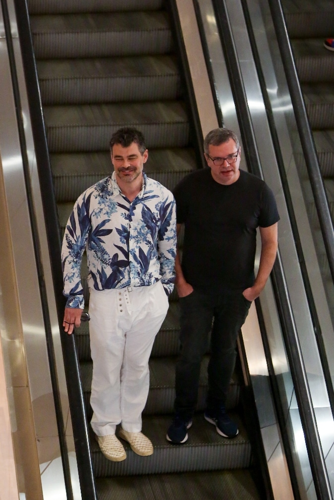 O famoso ator de Cara e Coragem foi visto ao lado de seu marido, Emanuel dando um passeio no shopping (Foto: Reprodução)