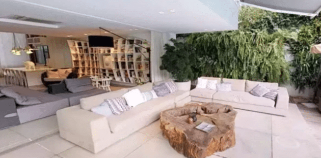 Área de lazer da casa do ator da Globo, com sofás para descansar e invasão da mata (Foto: Reprodução)