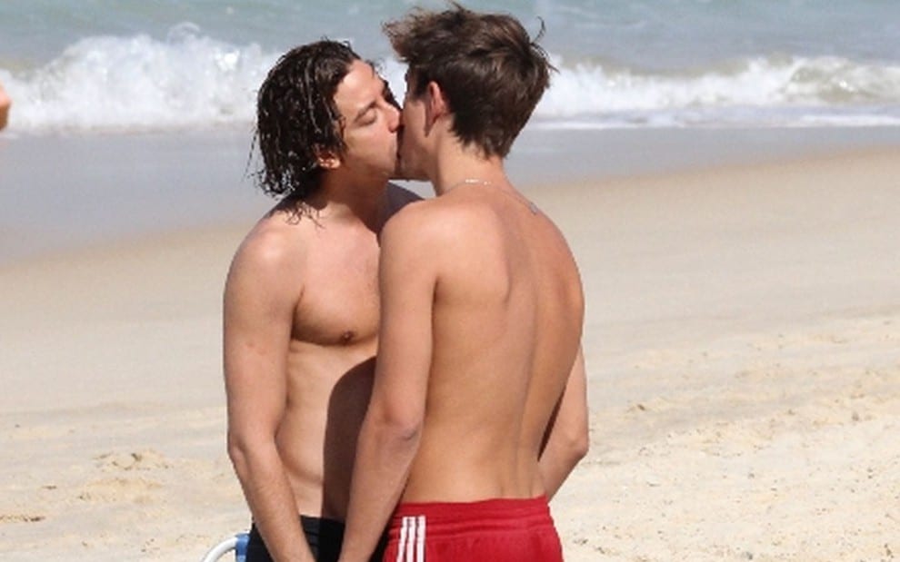 Jesuíta é flagrado aos beijos com namorado (Foto Reprodução/Internet)